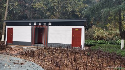 环保公厕与城市景观交相辉映，处处有真情